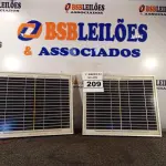 LOTE 209 - 02 PAINÉIS SOLARES 18V 10W. (NO ESTADO) ATENÇÃO! FAZER A VISITAÇÃO ANTES DE ARREMATAR, NÃO SABEMOS SE FUNCIONA. LEILÃO NÃO TEM GARANTIA E NEM DEVOLUÇÃO, SUJEITO A POSSÍVEIS AVARIAS VISÍVEIS/OCULTAS E/OU AUSÊNCIA DE COMPONENTES.