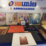 LOTE 383 - 01 LOTE COM VÁRIOS DISCOS DE VINIL. (NO ESTADO) ATENÇÃO! FAZER A VISITAÇÃO ANTES DE ARREMATAR, NÃO SABEMOS SE FUNCIONA. LEILÃO NÃO TEM GARANTIA E NEM DEVOLUÇÃO, SUJEITO A POSSÍVEIS AVARIAS VISÍVEIS/OCULTAS E/OU AUSÊNCIA DE COMPONENTES.