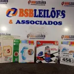 LOTE 456 - 03 BONECOS JOÃO TEIMOSO E 01 JOGO DESCOBRINDO A MATEMÁTICA. (NO ESTADO) ATENÇÃO! FAZER A VISITAÇÃO ANTES DE ARREMATAR, NÃO SABEMOS SE FUNCIONA. LEILÃO NÃO TEM GARANTIA E NEM DEVOLUÇÃO, SUJEITO A POSSÍVEIS AVARIAS VISÍVEIS/OCULTAS E/OU AUSÊNCIA DE COMPONENTES.