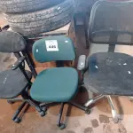 LOTE 446 - 03 CADEIRAS DE ESCRITÓRIO COM BASES GIRATÓRIAS. (NO ESTADO) ATENÇÃO! FAZER A VISITAÇÃO ANTES DE ARREMATAR, NÃO SABEMOS SE FUNCIONA. LEILÃO NÃO TEM GARANTIA E NEM DEVOLUÇÃO, SUJEITO A POSSÍVEIS AVARIAS VISÍVEIS/OCULTAS E/OU AUSÊNCIA DE COMPONENTES.