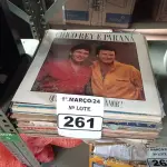 LOTE 261 - 01 LOTE COM VÁRIOS DISCOS DE VINIL. (NO ESTADO) ATENÇÃO! FAZER A VISITAÇÃO ANTES DE ARREMATAR, NÃO SABEMOS SE FUNCIONA. LEILÃO NÃO TEM GARANTIA E NEM DEVOLUÇÃO, SUJEITO A POSSÍVEIS AVARIAS VISÍVEIS/OCULTAS E/OU AUSÊNCIA DE COMPONENTES.