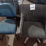 LOTE 291 - 02 CADEIRAS SENDO 01 COM BASE GIRATÓRIA. (NO ESTADO) ATENÇÃO! FAZER A VISITAÇÃO ANTES DE ARREMATAR, NÃO SABEMOS SE FUNCIONA. LEILÃO NÃO TEM GARANTIA E NEM DEVOLUÇÃO, SUJEITO A POSSÍVEIS AVARIAS VISÍVEIS/OCULTAS E/OU AUSÊNCIA DE COMPONENTES.