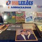 LOTE 414 - 01 LOTE COM VÁRIOS DISCOS DE VINIL. (NO ESTADO) ATENÇÃO! FAZER A VISITAÇÃO ANTES DE ARREMATAR, NÃO SABEMOS SE FUNCIONA. LEILÃO NÃO TEM GARANTIA E NEM DEVOLUÇÃO, SUJEITO A POSSÍVEIS AVARIAS VISÍVEIS/OCULTAS E/OU AUSÊNCIA DE COMPONENTES.