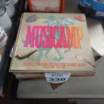 LOTE 330 - 01 LOTE COM VÁRIOS DISCOS DE VINIL. (NO ESTADO) ATENÇÃO! FAZER A VISITAÇÃO ANTES DE ARREMATAR, NÃO SABEMOS SE FUNCIONA. LEILÃO NÃO TEM GARANTIA E NEM DEVOLUÇÃO, SUJEITO A POSSÍVEIS AVARIAS VISÍVEIS/OCULTAS E/OU AUSÊNCIA DE COMPONENTES.