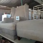 LOTE 521 - 01 POLTRONA E 01 DESCANSO DE PERNAS ESTOFADO. (NO ESTADO) ATENÇÃO! FAZER A VISITAÇÃO ANTES DE ARREMATAR, NÃO SABEMOS SE FUNCIONA. LEILÃO NÃO TEM GARANTIA E NEM DEVOLUÇÃO, SUJEITO A POSSÍVEIS AVARIAS VISÍVEIS/OCULTAS E/OU AUSÊNCIA DE COMPONENTES.