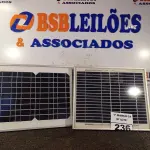 LOTE 236 - 02 PAINÉIS SOLARES 18V 10W. (NO ESTADO) ATENÇÃO! FAZER A VISITAÇÃO ANTES DE ARREMATAR, NÃO SABEMOS SE FUNCIONA. LEILÃO NÃO TEM GARANTIA E NEM DEVOLUÇÃO, SUJEITO A POSSÍVEIS AVARIAS VISÍVEIS/OCULTAS E/OU AUSÊNCIA DE COMPONENTES.