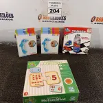 LOTE 204 - 03 BONECOS JOÃO TEIMOSO E 01 JOGO DESCOBRINDO A MATEMÁTICA. (NO ESTADO) ATENÇÃO! FAZER A VISITAÇÃO ANTES DE ARREMATAR, NÃO SABEMOS SE FUNCIONA. LEILÃO NÃO TEM GARANTIA E NEM DEVOLUÇÃO, SUJEITO A POSSÍVEIS AVARIAS VISÍVEIS/OCULTAS E/OU AUSÊNCIA DE COMPONENTES.