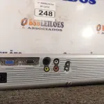 LOTE 248 - 01 PROJETOR MULTIMIDIA MARCA PANASONIC. (NO ESTADO) ATENÇÃO! FAZER A VISITAÇÃO ANTES DE ARREMATAR, NÃO SABEMOS SE FUNCIONA. LEILÃO NÃO TEM GARANTIA E NEM DEVOLUÇÃO, SUJEITO A POSSÍVEIS AVARIAS VISÍVEIS/OCULTAS E/OU AUSÊNCIA DE COMPONENTES.