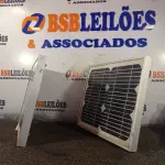 LOTE 406 - 02 PAINÉIS SOLARES 18V 10W. (NO ESTADO) ATENÇÃO! FAZER A VISITAÇÃO ANTES DE ARREMATAR, NÃO SABEMOS SE FUNCIONA. LEILÃO NÃO TEM GARANTIA E NEM DEVOLUÇÃO, SUJEITO A POSSÍVEIS AVARIAS VISÍVEIS/OCULTAS E/OU AUSÊNCIA DE COMPONENTES.