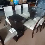 LOTE 418 - 01 MESA DE JANTAR COM TAMPO DE VIDRO E 06 CADEIRAS. (NO ESTADO) ATENÇÃO! FAZER A VISITAÇÃO ANTES DE ARREMATAR, NÃO SABEMOS SE FUNCIONA. LEILÃO NÃO TEM GARANTIA E NEM DEVOLUÇÃO, SUJEITO A POSSÍVEIS AVARIAS VISÍVEIS/OCULTAS E/OU AUSÊNCIA DE COMPONENTES.
