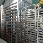 LOTE 271 - 02 CARRINHOS PORTAS BANDEJAS SENDO 01 EM INOX. (NO ESTADO) ATENÇÃO! FAZER A VISITAÇÃO ANTES DE ARREMATAR, NÃO SABEMOS SE FUNCIONA. LEILÃO NÃO TEM GARANTIA E NEM DEVOLUÇÃO, SUJEITO A POSSÍVEIS AVARIAS VISÍVEIS/OCULTAS E/OU AUSÊNCIA DE COMPONENTES.