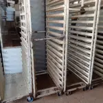 LOTE 508 - 04 CARRINHOS PARA TRANSPORTE DE BANDEJAS. (NO ESTADO) ATENÇÃO! FAZER A VISITAÇÃO ANTES DE ARREMATAR, NÃO SABEMOS SE FUNCIONA. LEILÃO NÃO TEM GARANTIA E NEM DEVOLUÇÃO, SUJEITO A POSSÍVEIS AVARIAS VISÍVEIS/OCULTAS E/OU AUSÊNCIA DE COMPONENTES.