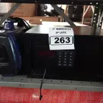 LOTE 263 - 01 COFRE E 01 ASPIRADOR DE PÓ INCOMPLETO. (NO ESTADO) ATENÇÃO! FAZER A VISITAÇÃO ANTES DE ARREMATAR, NÃO SABEMOS SE FUNCIONA. LEILÃO NÃO TEM GARANTIA E NEM DEVOLUÇÃO, SUJEITO A POSSÍVEIS AVARIAS VISÍVEIS/OCULTAS E/OU AUSÊNCIA DE COMPONENTES.