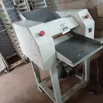 LOTE 215 - 01 CILINDRO PARA MASSAS “MODELADORA DE PÃES” INDUSTRIAL. (NO ESTADO) ATENÇÃO! FAZER A VISITAÇÃO ANTES DE ARREMATAR, NÃO SABEMOS SE FUNCIONA. LEILÃO NÃO TEM GARANTIA E NEM DEVOLUÇÃO, SUJEITO A POSSÍVEIS AVARIAS VISÍVEIS/OCULTAS E/OU AUSÊNCIA DE COMPONENTES.