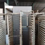 LOTE 508 - 04 CARRINHOS PARA TRANSPORTE DE BANDEJAS. (NO ESTADO) ATENÇÃO! FAZER A VISITAÇÃO ANTES DE ARREMATAR, NÃO SABEMOS SE FUNCIONA. LEILÃO NÃO TEM GARANTIA E NEM DEVOLUÇÃO, SUJEITO A POSSÍVEIS AVARIAS VISÍVEIS/OCULTAS E/OU AUSÊNCIA DE COMPONENTES.