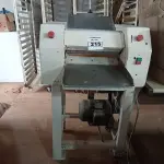 LOTE 215 - 01 CILINDRO PARA MASSAS “MODELADORA DE PÃES” INDUSTRIAL. (NO ESTADO) ATENÇÃO! FAZER A VISITAÇÃO ANTES DE ARREMATAR, NÃO SABEMOS SE FUNCIONA. LEILÃO NÃO TEM GARANTIA E NEM DEVOLUÇÃO, SUJEITO A POSSÍVEIS AVARIAS VISÍVEIS/OCULTAS E/OU AUSÊNCIA DE COMPONENTES.
