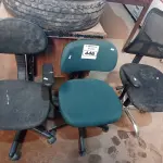 LOTE 446 - 03 CADEIRAS DE ESCRITÓRIO COM BASES GIRATÓRIAS. (NO ESTADO) ATENÇÃO! FAZER A VISITAÇÃO ANTES DE ARREMATAR, NÃO SABEMOS SE FUNCIONA. LEILÃO NÃO TEM GARANTIA E NEM DEVOLUÇÃO, SUJEITO A POSSÍVEIS AVARIAS VISÍVEIS/OCULTAS E/OU AUSÊNCIA DE COMPONENTES.