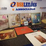 LOTE 383 - 01 LOTE COM VÁRIOS DISCOS DE VINIL. (NO ESTADO) ATENÇÃO! FAZER A VISITAÇÃO ANTES DE ARREMATAR, NÃO SABEMOS SE FUNCIONA. LEILÃO NÃO TEM GARANTIA E NEM DEVOLUÇÃO, SUJEITO A POSSÍVEIS AVARIAS VISÍVEIS/OCULTAS E/OU AUSÊNCIA DE COMPONENTES.