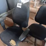 LOTE 399 - 02 CADEIRAS DE ESCRITÓRIO COM BASE GIRATÓRIA. (NO ESTADO) ATENÇÃO! FAZER A VISITAÇÃO ANTES DE ARREMATAR, NÃO SABEMOS SE FUNCIONA. LEILÃO NÃO TEM GARANTIA E NEM DEVOLUÇÃO, SUJEITO A POSSÍVEIS AVARIAS VISÍVEIS/OCULTAS E/OU AUSÊNCIA DE COMPONENTES.