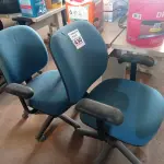 LOTE 430 - 02 CADEIRAS DE ESCRITÓRIO COM BASES GIRATÓRIAS. (NO ESTADO) ATENÇÃO! FAZER A VISITAÇÃO ANTES DE ARREMATAR, NÃO SABEMOS SE FUNCIONA. LEILÃO NÃO TEM GARANTIA E NEM DEVOLUÇÃO, SUJEITO A POSSÍVEIS AVARIAS VISÍVEIS/OCULTAS E/OU AUSÊNCIA DE COMPONENTES.