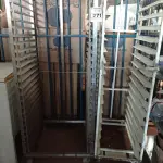 LOTE 271 - 02 CARRINHOS PORTAS BANDEJAS SENDO 01 EM INOX. (NO ESTADO) ATENÇÃO! FAZER A VISITAÇÃO ANTES DE ARREMATAR, NÃO SABEMOS SE FUNCIONA. LEILÃO NÃO TEM GARANTIA E NEM DEVOLUÇÃO, SUJEITO A POSSÍVEIS AVARIAS VISÍVEIS/OCULTAS E/OU AUSÊNCIA DE COMPONENTES.