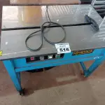 LOTE 516 - 01 MAQUINA ELÉTRICA ARQUEADORA DE FITA MARCA STRAPACK 220V. (NO ESTADO) ATENÇÃO! FAZER A VISITAÇÃO ANTES DE ARREMATAR, NÃO SABEMOS SE FUNCIONA. LEILÃO NÃO TEM GARANTIA E NEM DEVOLUÇÃO, SUJEITO A POSSÍVEIS AVARIAS VISÍVEIS/OCULTAS E/OU AUSÊNCIA DE COMPONENTES.