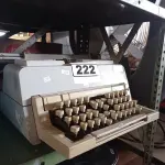 LOTE 222 - 01 MÁQUINA DE ESCREVER. (NO ESTADO) ATENÇÃO! FAZER A VISITAÇÃO ANTES DE ARREMATAR, NÃO SABEMOS SE FUNCIONA. LEILÃO NÃO TEM GARANTIA E NEM DEVOLUÇÃO, SUJEITO A POSSÍVEIS AVARIAS VISÍVEIS/OCULTAS E/OU AUSÊNCIA DE COMPONENTES.