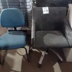 LOTE 291 - 02 CADEIRAS SENDO 01 COM BASE GIRATÓRIA. (NO ESTADO) ATENÇÃO! FAZER A VISITAÇÃO ANTES DE ARREMATAR, NÃO SABEMOS SE FUNCIONA. LEILÃO NÃO TEM GARANTIA E NEM DEVOLUÇÃO, SUJEITO A POSSÍVEIS AVARIAS VISÍVEIS/OCULTAS E/OU AUSÊNCIA DE COMPONENTES.
