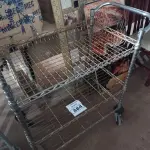 LOTE 284 - 01 CARRINHO PARA TRANSPORTE DE ALIMENTOS. (NO ESTADO) ATENÇÃO! FAZER A VISITAÇÃO ANTES DE ARREMATAR, NÃO SABEMOS SE FUNCIONA. LEILÃO NÃO TEM GARANTIA E NEM DEVOLUÇÃO, SUJEITO A POSSÍVEIS AVARIAS VISÍVEIS/OCULTAS E/OU AUSÊNCIA DE COMPONENTES.