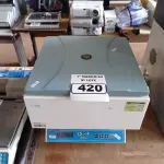 LOTE 420 - 01 CENTRIFUGA PARA LABORATÓRIO. (NO ESTADO) ATENÇÃO! FAZER A VISITAÇÃO ANTES DE ARREMATAR, NÃO SABEMOS SE FUNCIONA. LEILÃO NÃO TEM GARANTIA E NEM DEVOLUÇÃO, SUJEITO A POSSÍVEIS AVARIAS VISÍVEIS/OCULTAS E/OU AUSÊNCIA DE COMPONENTES.