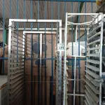 LOTE 271 - 02 CARRINHOS PORTAS BANDEJAS SENDO 01 EM INOX. (NO ESTADO) ATENÇÃO! FAZER A VISITAÇÃO ANTES DE ARREMATAR, NÃO SABEMOS SE FUNCIONA. LEILÃO NÃO TEM GARANTIA E NEM DEVOLUÇÃO, SUJEITO A POSSÍVEIS AVARIAS VISÍVEIS/OCULTAS E/OU AUSÊNCIA DE COMPONENTES.