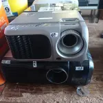 LOTE 423 - 05 PROJETORES MULTIMIDIA MARCAS E MODELOS DIVERSOS. (NO ESTADO) ATENÇÃO! FAZER A VISITAÇÃO ANTES DE ARREMATAR, NÃO SABEMOS SE FUNCIONA. LEILÃO NÃO TEM GARANTIA E NEM DEVOLUÇÃO, SUJEITO A POSSÍVEIS AVARIAS VISÍVEIS/OCULTAS E/OU AUSÊNCIA DE COMPONENTES.