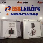 LOTE 455 - 02 PAINÉIS SOLARES 18V 10W. (NO ESTADO) ATENÇÃO! FAZER A VISITAÇÃO ANTES DE ARREMATAR, NÃO SABEMOS SE FUNCIONA. LEILÃO NÃO TEM GARANTIA E NEM DEVOLUÇÃO, SUJEITO A POSSÍVEIS AVARIAS VISÍVEIS/OCULTAS E/OU AUSÊNCIA DE COMPONENTES.