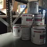 LOTE 264 - 12 LATAS DE COLA PLÁSTICA ANJO. (NO ESTADO) ATENÇÃO! FAZER A VISITAÇÃO ANTES DE ARREMATAR, NÃO SABEMOS SE FUNCIONA. LEILÃO NÃO TEM GARANTIA E NEM DEVOLUÇÃO, SUJEITO A POSSÍVEIS AVARIAS VISÍVEIS/OCULTAS E/OU AUSÊNCIA DE COMPONENTES.