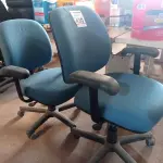 LOTE 430 - 02 CADEIRAS DE ESCRITÓRIO COM BASES GIRATÓRIAS. (NO ESTADO) ATENÇÃO! FAZER A VISITAÇÃO ANTES DE ARREMATAR, NÃO SABEMOS SE FUNCIONA. LEILÃO NÃO TEM GARANTIA E NEM DEVOLUÇÃO, SUJEITO A POSSÍVEIS AVARIAS VISÍVEIS/OCULTAS E/OU AUSÊNCIA DE COMPONENTES.