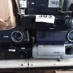 LOTE 303 - 05 PROJETORES MULTIMIDIA MARCAS E MODELOS DIVERSOS. (NO ESTADO) ATENÇÃO! FAZER A VISITAÇÃO ANTES DE ARREMATAR, NÃO SABEMOS SE FUNCIONA. LEILÃO NÃO TEM GARANTIA E NEM DEVOLUÇÃO, SUJEITO A POSSÍVEIS AVARIAS VISÍVEIS/OCULTAS E/OU AUSÊNCIA DE COMPONENTES.