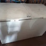 LOTE 275 - 01 FREEZER HORIZONTAL 02 TAMPAS 220V. (NO ESTADO) ATENÇÃO! FAZER A VISITAÇÃO ANTES DE ARREMATAR, NÃO SABEMOS SE FUNCIONA. LEILÃO NÃO TEM GARANTIA E NEM DEVOLUÇÃO, SUJEITO A POSSÍVEIS AVARIAS VISÍVEIS/OCULTAS E/OU AUSÊNCIA DE COMPONENTES.