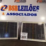 LOTE 201 - 02 PAINÉIS SOLARES 18V 10W. (NO ESTADO) ATENÇÃO! FAZER A VISITAÇÃO ANTES DE ARREMATAR, NÃO SABEMOS SE FUNCIONA. LEILÃO NÃO TEM GARANTIA E NEM DEVOLUÇÃO, SUJEITO A POSSÍVEIS AVARIAS VISÍVEIS/OCULTAS E/OU AUSÊNCIA DE COMPONENTES.