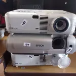 LOTE 407 - 03 PROJETORES MULTIMIDIA MARCAS E MODELOS DIVERSOS. (NO ESTADO) ATENÇÃO! FAZER A VISITAÇÃO ANTES DE ARREMATAR, NÃO SABEMOS SE FUNCIONA. LEILÃO NÃO TEM GARANTIA E NEM DEVOLUÇÃO, SUJEITO A POSSÍVEIS AVARIAS VISÍVEIS/OCULTAS E/OU AUSÊNCIA DE COMPONENTES.