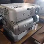 LOTE 407 - 03 PROJETORES MULTIMIDIA MARCAS E MODELOS DIVERSOS. (NO ESTADO) ATENÇÃO! FAZER A VISITAÇÃO ANTES DE ARREMATAR, NÃO SABEMOS SE FUNCIONA. LEILÃO NÃO TEM GARANTIA E NEM DEVOLUÇÃO, SUJEITO A POSSÍVEIS AVARIAS VISÍVEIS/OCULTAS E/OU AUSÊNCIA DE COMPONENTES.