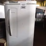 LOTE 292 - 01 GELADEIRA FROST FREE MARCA ELECTROLUX 220V. (NO ESTADO) ATENÇÃO! FAZER A VISITAÇÃO ANTES DE ARREMATAR, NÃO SABEMOS SE FUNCIONA. LEILÃO NÃO TEM GARANTIA E NEM DEVOLUÇÃO, SUJEITO A POSSÍVEIS AVARIAS VISÍVEIS/OCULTAS E/OU AUSÊNCIA DE COMPONENTES.