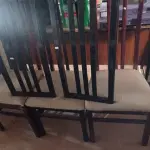 LOTE 281 - 05 CADEIRAS EM MADEIRA COM ASSENTO ALMOFADADO. (NO ESTADO) ATENÇÃO! FAZER A VISITAÇÃO ANTES DE ARREMATAR, NÃO SABEMOS SE FUNCIONA. LEILÃO NÃO TEM GARANTIA E NEM DEVOLUÇÃO, SUJEITO A POSSÍVEIS AVARIAS VISÍVEIS/OCULTAS E/OU AUSÊNCIA DE COMPONENTES.