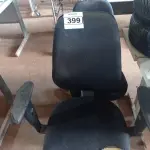 LOTE 399 - 02 CADEIRAS DE ESCRITÓRIO COM BASE GIRATÓRIA. (NO ESTADO) ATENÇÃO! FAZER A VISITAÇÃO ANTES DE ARREMATAR, NÃO SABEMOS SE FUNCIONA. LEILÃO NÃO TEM GARANTIA E NEM DEVOLUÇÃO, SUJEITO A POSSÍVEIS AVARIAS VISÍVEIS/OCULTAS E/OU AUSÊNCIA DE COMPONENTES.
