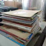 LOTE 462 - 01 LOTE COM VÁRIOS DISCOS DE VINIL. (NO ESTADO) ATENÇÃO! FAZER A VISITAÇÃO ANTES DE ARREMATAR, NÃO SABEMOS SE FUNCIONA. LEILÃO NÃO TEM GARANTIA E NEM DEVOLUÇÃO, SUJEITO A POSSÍVEIS AVARIAS VISÍVEIS/OCULTAS E/OU AUSÊNCIA DE COMPONENTES.