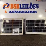 LOTE 241 - 02 PAINÉIS SOLARES 18V 10W. (NO ESTADO) ATENÇÃO! FAZER A VISITAÇÃO ANTES DE ARREMATAR, NÃO SABEMOS SE FUNCIONA. LEILÃO NÃO TEM GARANTIA E NEM DEVOLUÇÃO, SUJEITO A POSSÍVEIS AVARIAS VISÍVEIS/OCULTAS E/OU AUSÊNCIA DE COMPONENTES.