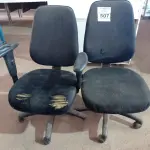 LOTE 507 - 02 CADEIRAS PARA ESCRITÓRIO COM PÉS GIRATÓRIOS. (NO ESTADO) ATENÇÃO! FAZER A VISITAÇÃO ANTES DE ARREMATAR, NÃO SABEMOS SE FUNCIONA. LEILÃO NÃO TEM GARANTIA E NEM DEVOLUÇÃO, SUJEITO A POSSÍVEIS AVARIAS VISÍVEIS/OCULTAS E/OU AUSÊNCIA DE COMPONENTES.