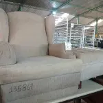 LOTE 521 - 01 POLTRONA E 01 DESCANSO DE PERNAS ESTOFADO. (NO ESTADO) ATENÇÃO! FAZER A VISITAÇÃO ANTES DE ARREMATAR, NÃO SABEMOS SE FUNCIONA. LEILÃO NÃO TEM GARANTIA E NEM DEVOLUÇÃO, SUJEITO A POSSÍVEIS AVARIAS VISÍVEIS/OCULTAS E/OU AUSÊNCIA DE COMPONENTES.