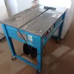 LOTE 506 - 01 MAQUINA ELÉTRICA ARQUEADORA DE FITA MODELO TP-202 MARCA KORETECH 110V. (NO ESTADO) ATENÇÃO! FAZER A VISITAÇÃO ANTES DE ARREMATAR, NÃO SABEMOS SE FUNCIONA. LEILÃO NÃO TEM GARANTIA E NEM DEVOLUÇÃO, SUJEITO A POSSÍVEIS AVARIAS VISÍVEIS/OCULTAS E/OU AUSÊNCIA DE COMPONENTES.