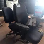 LOTE 399 - 02 CADEIRAS DE ESCRITÓRIO COM BASE GIRATÓRIA. (NO ESTADO) ATENÇÃO! FAZER A VISITAÇÃO ANTES DE ARREMATAR, NÃO SABEMOS SE FUNCIONA. LEILÃO NÃO TEM GARANTIA E NEM DEVOLUÇÃO, SUJEITO A POSSÍVEIS AVARIAS VISÍVEIS/OCULTAS E/OU AUSÊNCIA DE COMPONENTES.