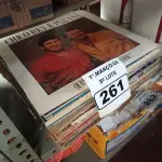 LOTE 261 - 01 LOTE COM VÁRIOS DISCOS DE VINIL. (NO ESTADO) ATENÇÃO! FAZER A VISITAÇÃO ANTES DE ARREMATAR, NÃO SABEMOS SE FUNCIONA. LEILÃO NÃO TEM GARANTIA E NEM DEVOLUÇÃO, SUJEITO A POSSÍVEIS AVARIAS VISÍVEIS/OCULTAS E/OU AUSÊNCIA DE COMPONENTES.